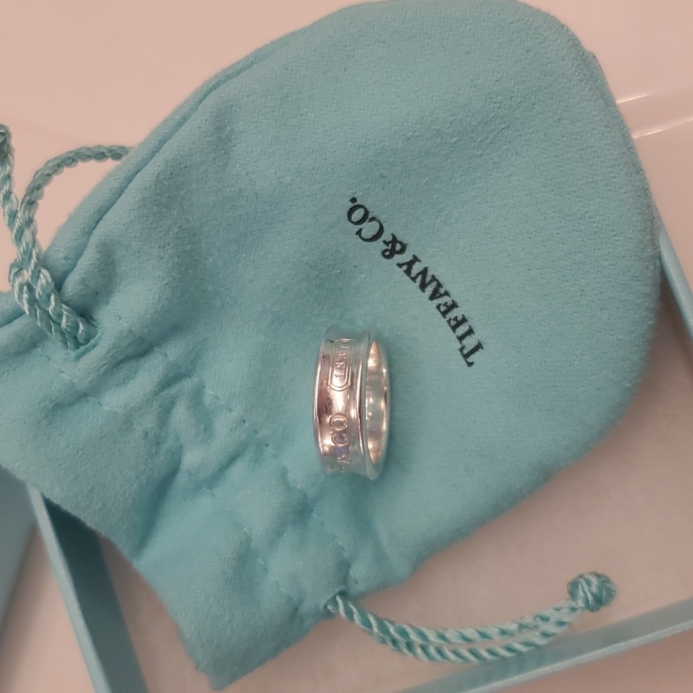Tiffany new concave gorgeous round ring never used packed away bag away boxed - Picture 3 of 9